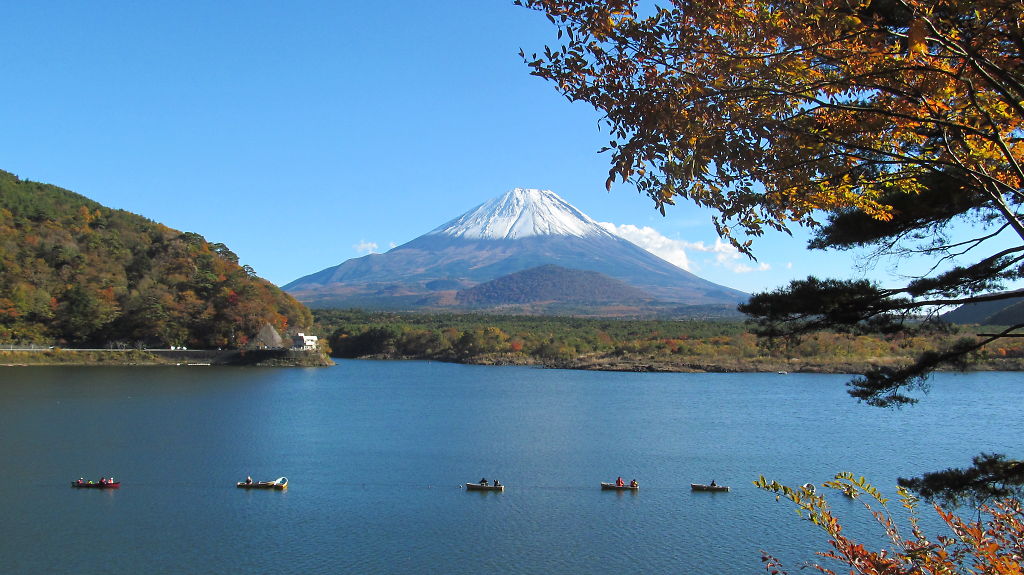 精進湖から